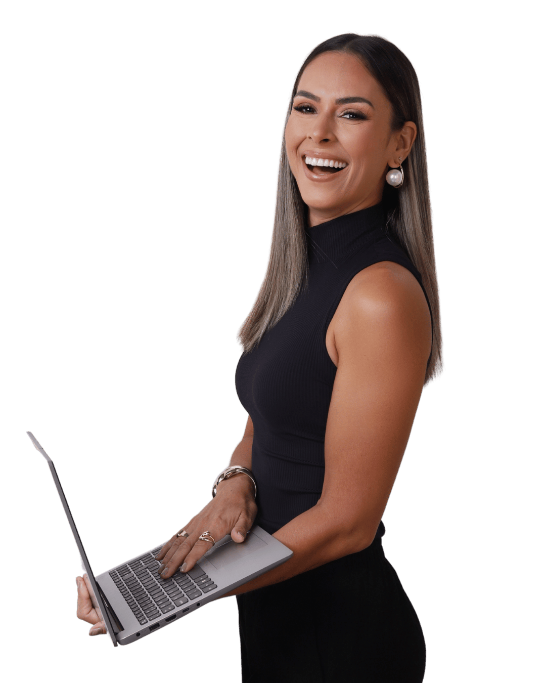 Verena Raymundo segurando um notebook