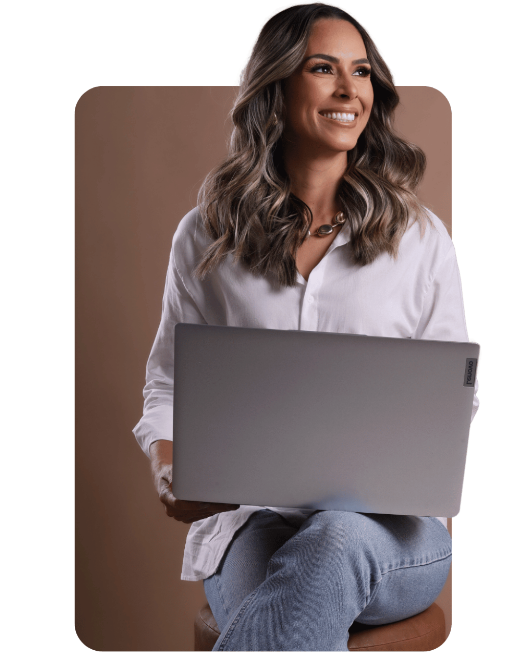 Verena Raymundo segurando notebook