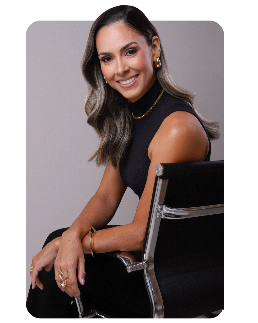 Verena Raymundo sentada em cadeira